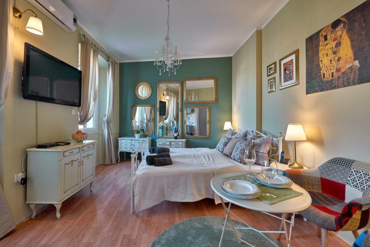 Old Romantic With Free Private Parking Apartment